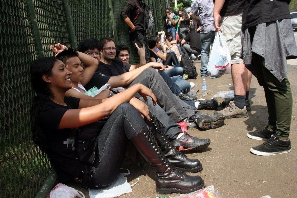 19.set.2013 - Camiseta preta é o uniforme dos fãs que já aguardam na fila do primeiro dia da segunda semana de Rock in Rio - Zulmair Rocha/UOL