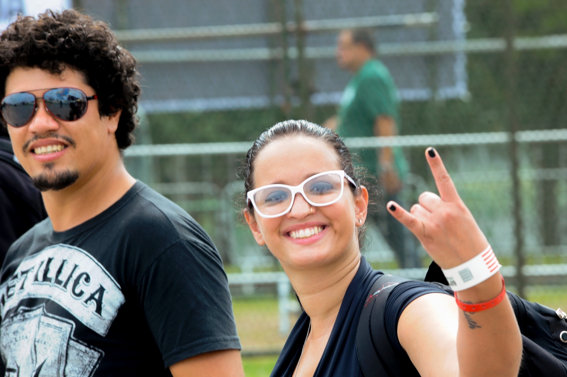 19.set.2013 - Casal acena para fotógrafos ao entrar na Cidade do Rock para o quarto dia de Rock in Rio - MARCELO CORTES /FOTOARENA/ESTADÃO CONTEÚDO