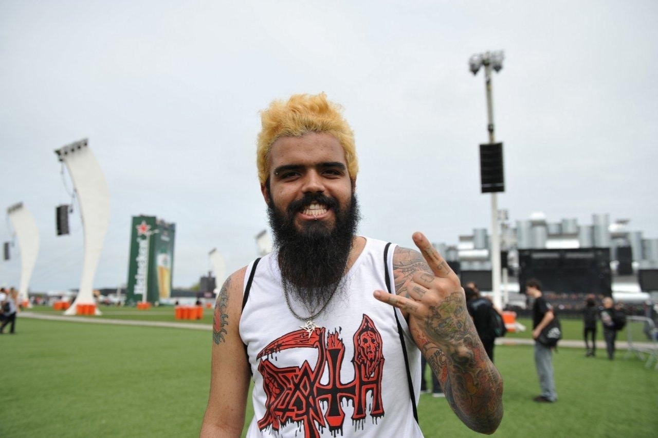 19.set.2013 - Com o cabelo descolorido, rapaz posa ao chegar na Cidade do Rock para o quarto dia de shows do festival - AgNews