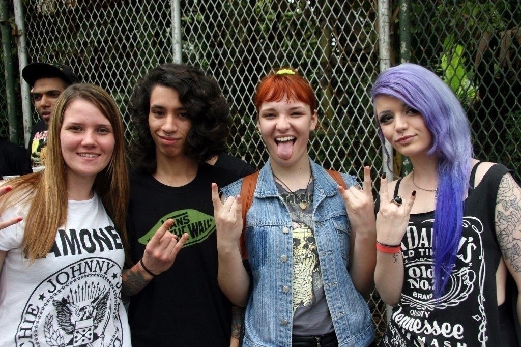 19.set.2013 - Da esquerda para a direita, Fernanda Tomazi, Marcelo Menegotto, Marina Hortz e Thalyta Ritti posam na fila do primeiro dia da segunda semana de Rock in Rio - Zulmair Rocha/UOL