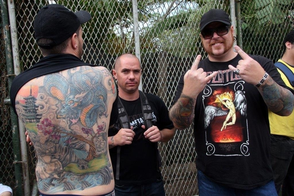 19.set.2013 - Da esquerda para a direita, Rodrigo de Almeida, Crysthyan Nydza e Renato Petri aguardam na fila do primeiro dia da segunda semana de Rock in Rio - Zulmair Rocha/UOL