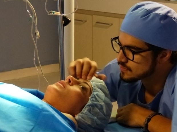 19.set.2013 - Em "Amor à Vida", Silvia faz biopsia do nódulo no seio