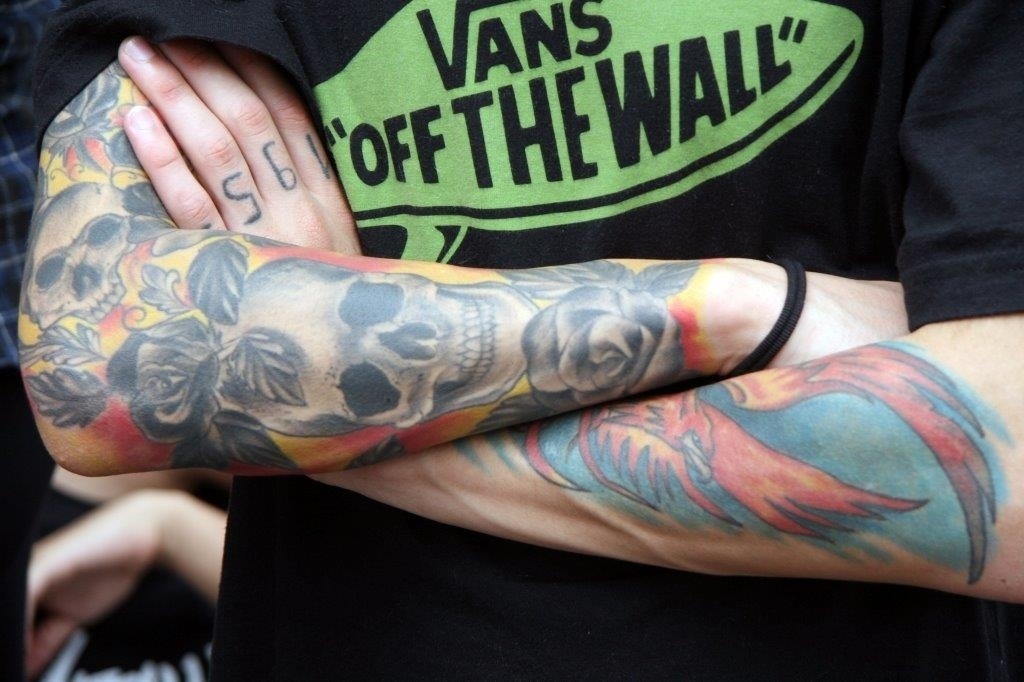 19.set.2013 - Fã do Metallica exibe suas tatuagens na fila do primeiro dia da segunda semana de Rock in Rio - Zulmair Rocha/UOL
