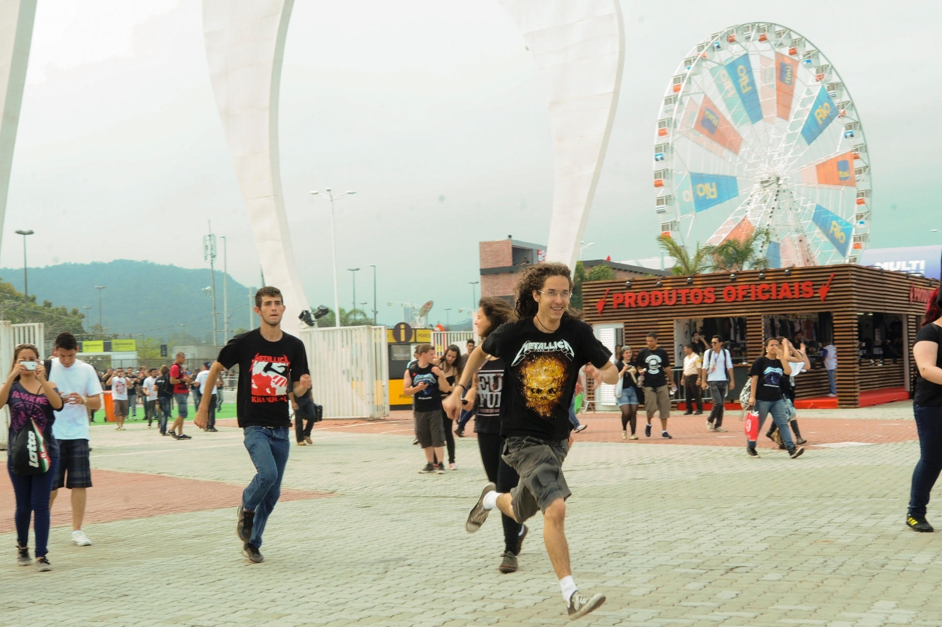 19.set.2013 - Fãs das bandas que tocam no quarto dia do Rock in Rio correm na abertura dos portões da Cidade do Rock - MARCELO CORTES /FOTOARENA/ESTADÃO CONTEÚDO