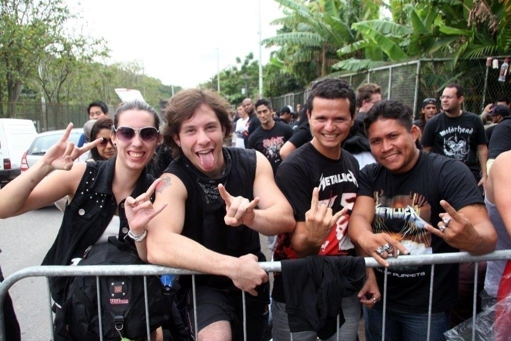19.set.2013 - Fãs do Metallica, o casal Natália Bautz e Jorge Bombonatti, e os paraenses Adriano Acássio e Fredson Miranda  aguardam na fila do primeiro dia da segunda semana de Rock in Rio - Zulmair Rocha/UOL