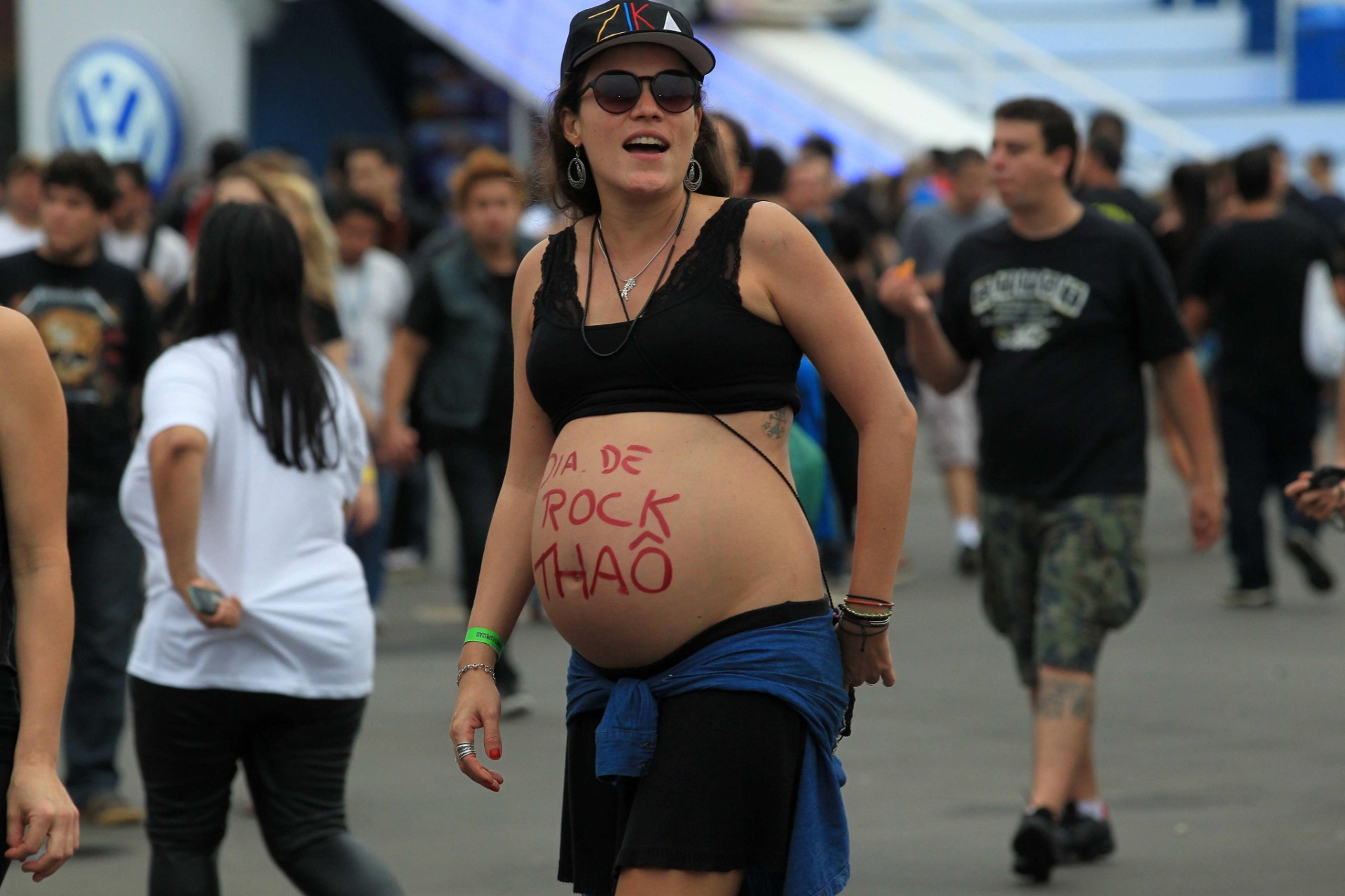 19.set.2013 - Grávida dá as caras (e a barriga) para prestigiar o primeiro dia dedicado ao metal no Rock in Rio - Marcelo Sayão/EFE