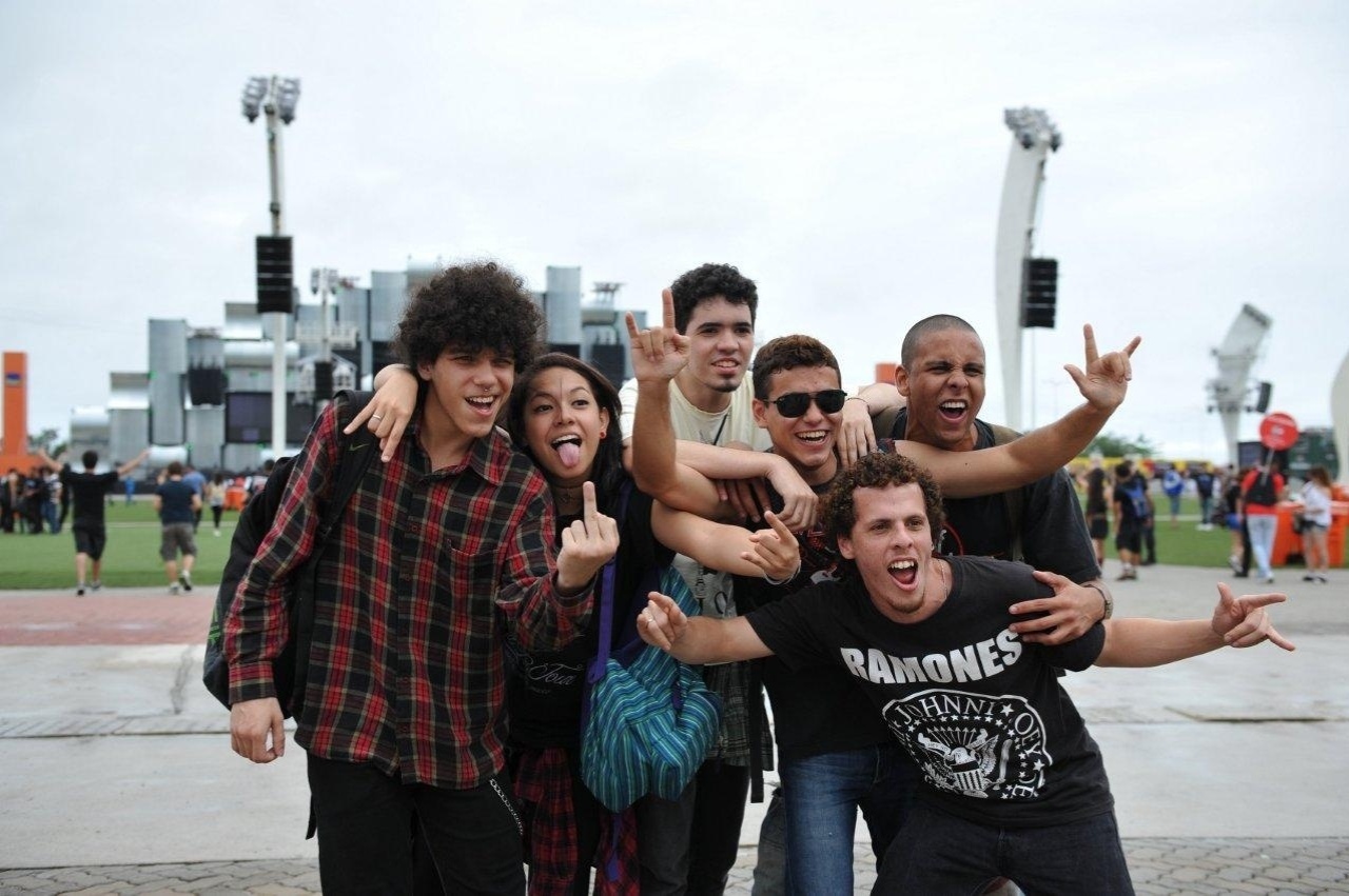 19.set.2013 - Grupo de amigos posa para foto ao chegar na Cidade do Rock para o quarto dia de shows do festival - AgNews