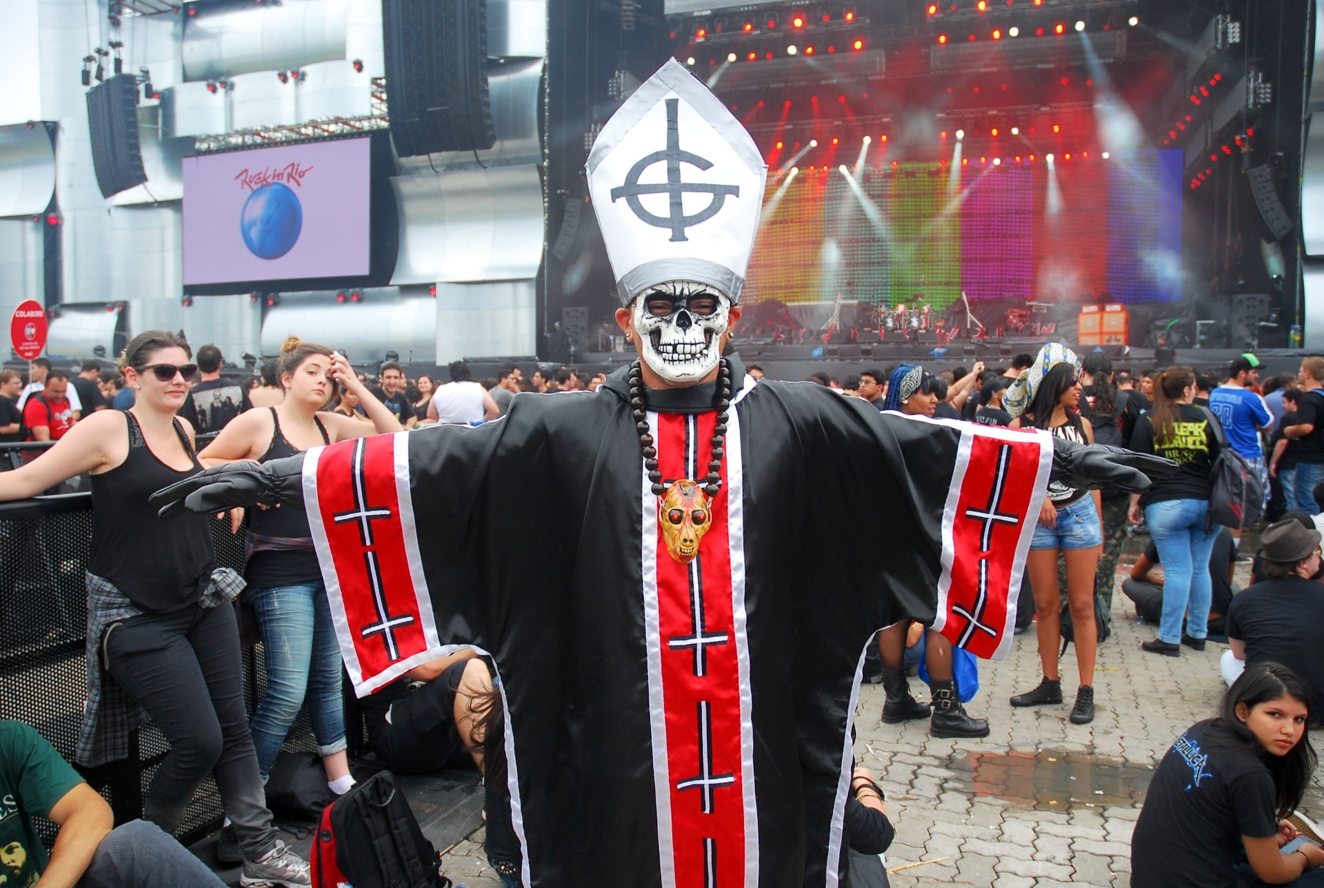 19.set.2013 - Homem comparece ao Rock in Rio fantasiado de Papa Emeritus II, personagem interpretado pelo vocalista da banda Ghost B.C.; grupo sueco toca ainda nesta sexta no palco Mundo - Adriano Ishibashi/Frame/Estadão Conteúdo