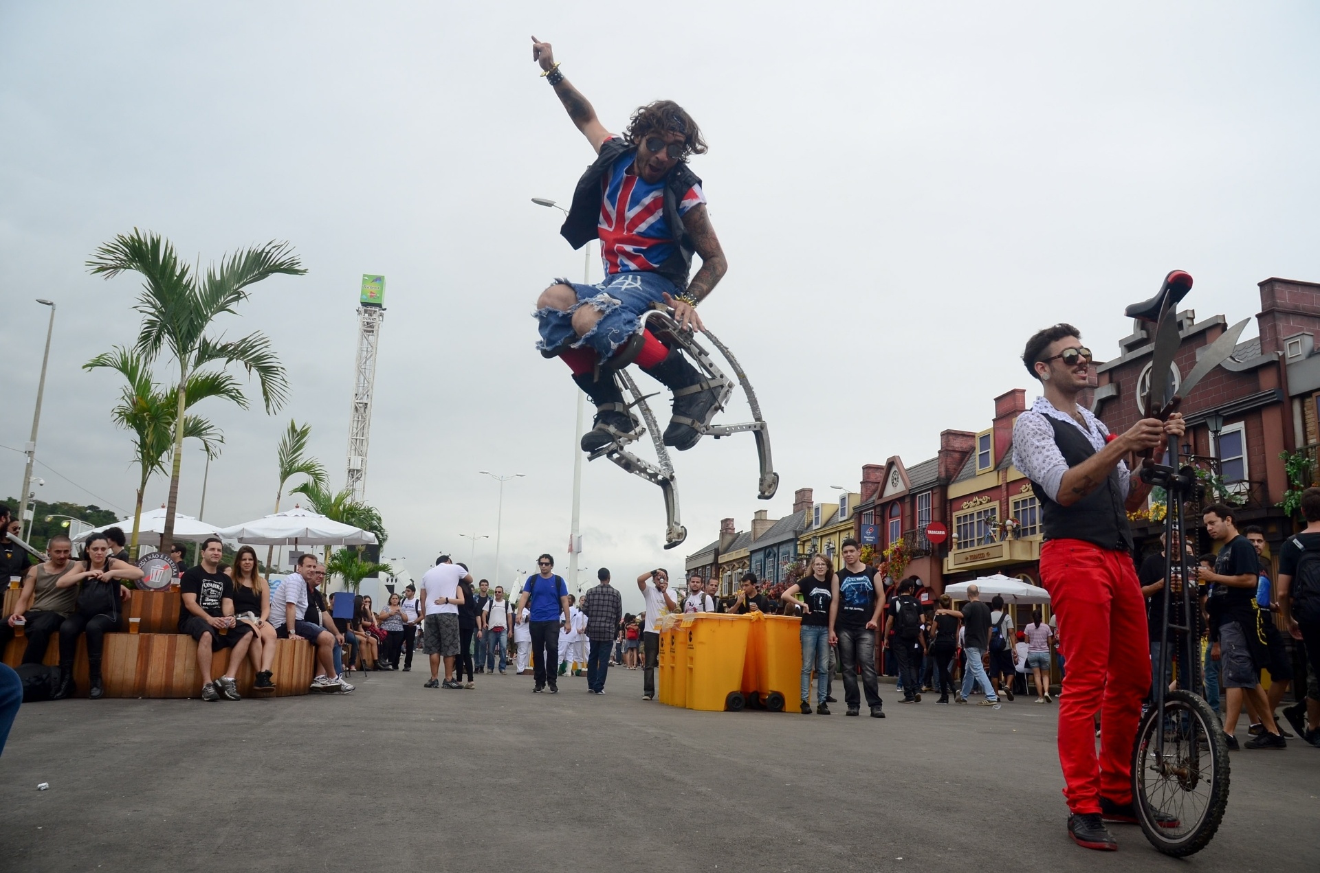 19.set.2013 - Homem usa bugiganga para impulsionar pulos na Cidade do Rock - Adriano Ishibashi/Frame/Estadão Conteúdo