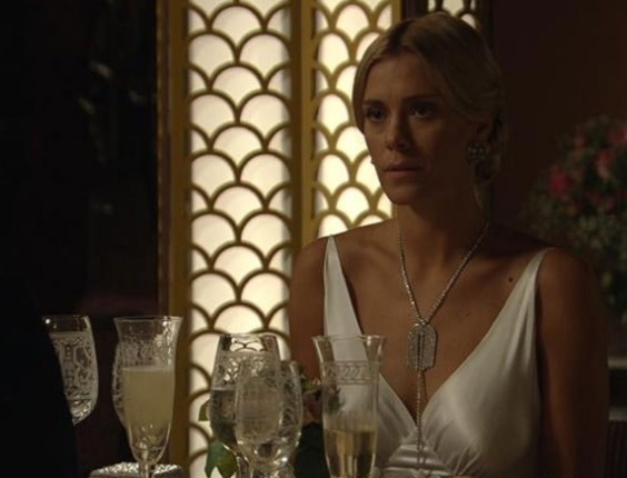 19.set.2013 - Iolanda (Carolina Dieckmann) vai a jantar com Ernest (José de Abreu)  sem desconfiar de farsa