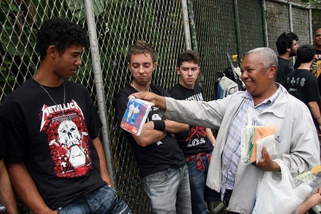 19.set.2013 - Joel da Silva venda capas de chuva a R$5 na fila do primeiro dia da segunda semana de Rock in Rio - Zulmair Rocha/UOL