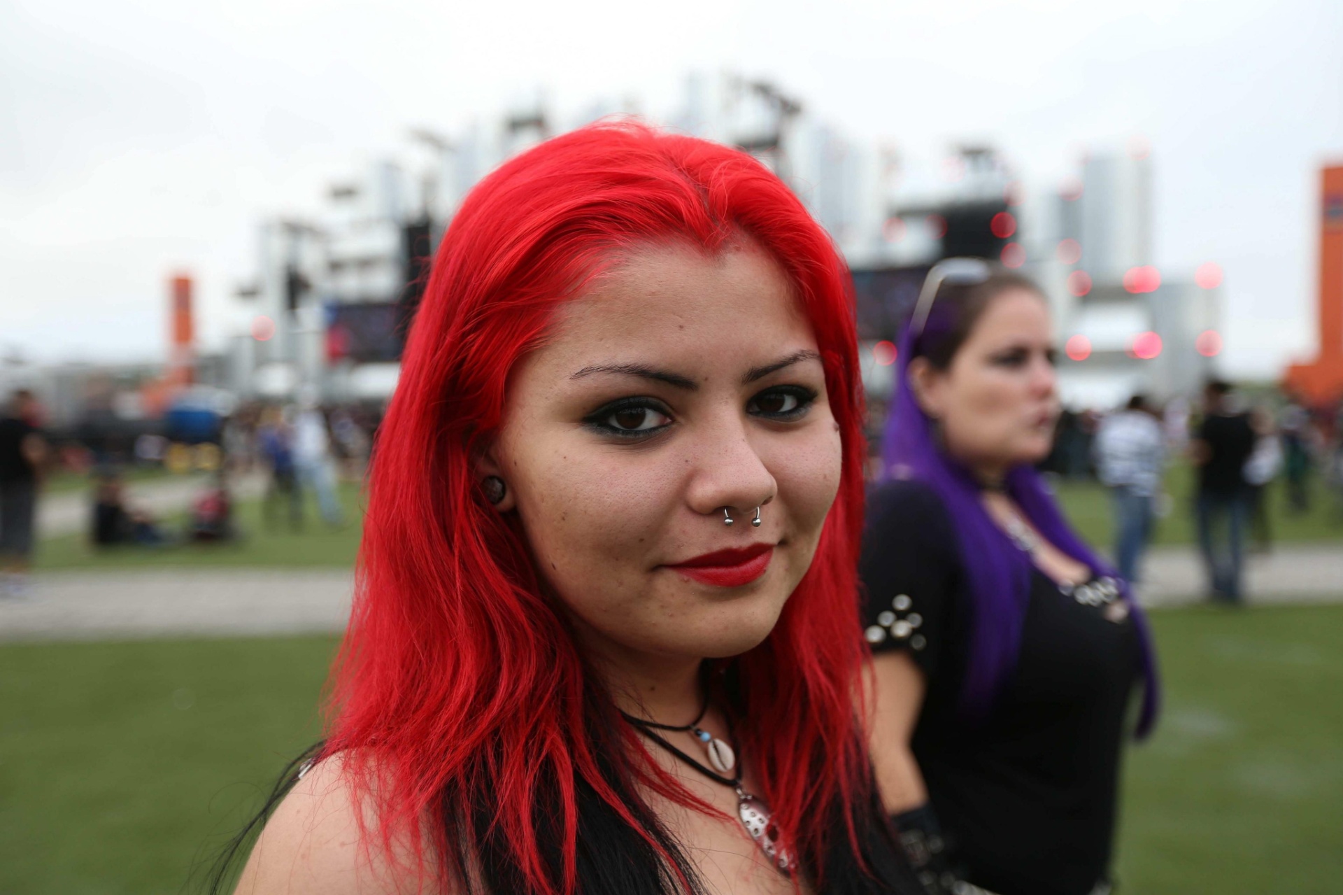 19.set.2013 - Jovem posa com cabelos vermelhos no primeiro dia de heavy metal no Rock in Rio - Marcelo Sayão/EFE