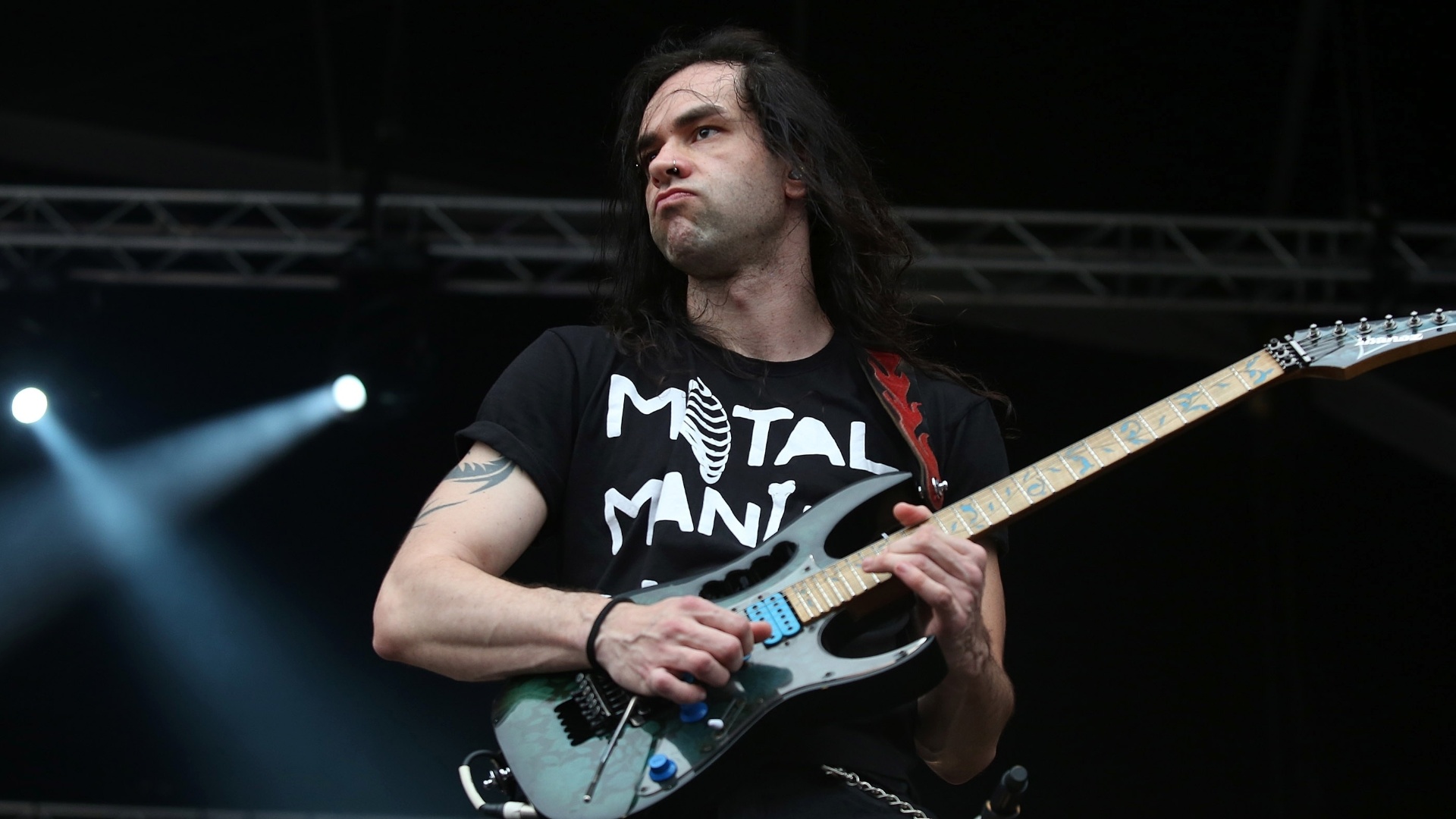 19.set.2013 - Renato Osório exibe sua guitarra Ibanez JEM durante segundo fim de semana do Rock in Rio - Marco Antônio Teixeira / UOL