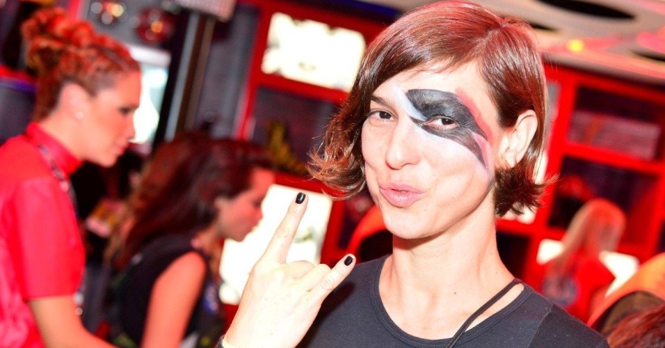 19.set.2013 - Maria Paula experimenta uma maquiagem no estilo de David Bowie em um camarote do Rock in Rio