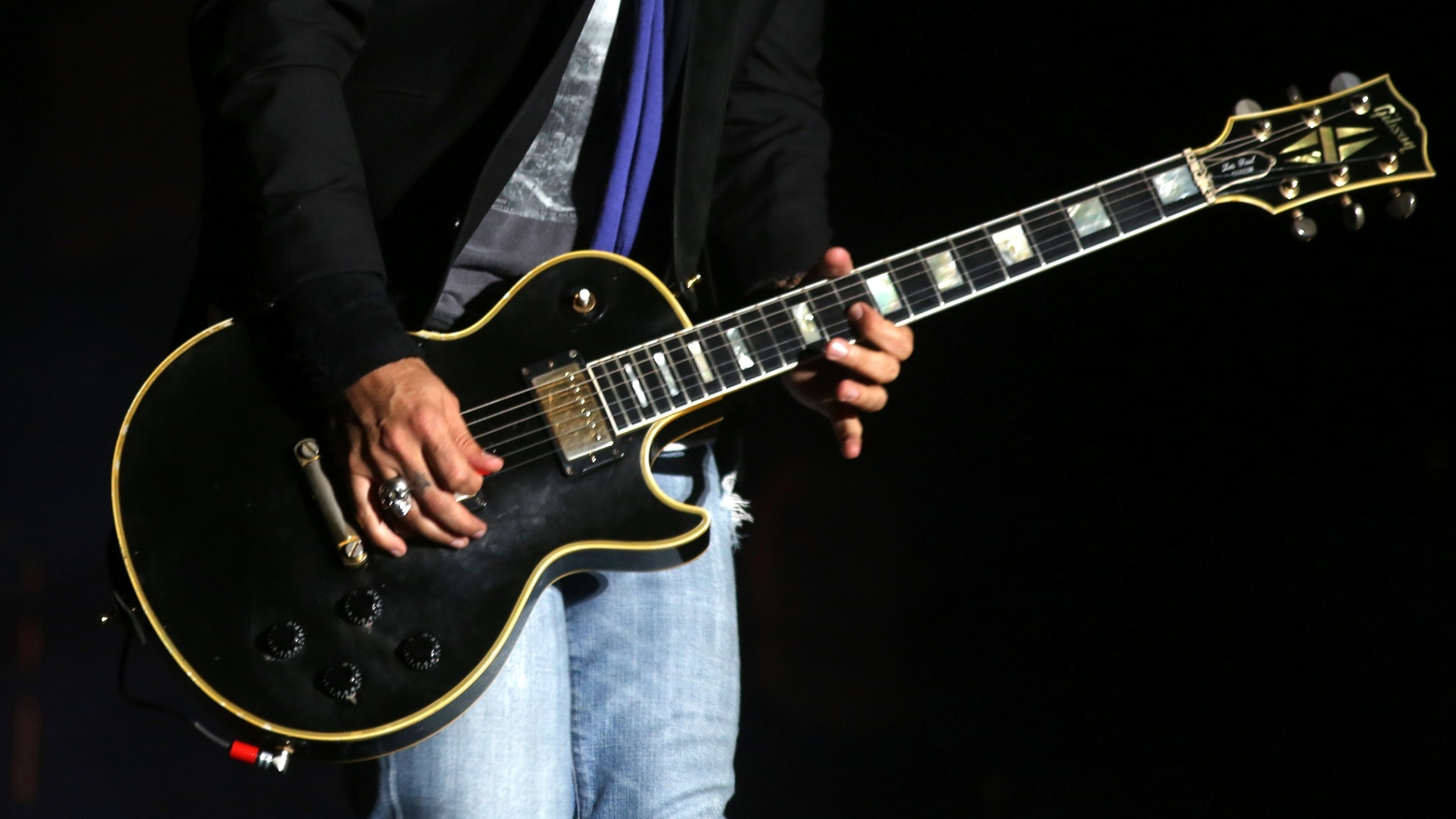 19.set.2013 - Marco Túlio, guitarrista do Jota Quest, mostra sua Gibson Les Paul Custom durante o Rock in Rio - Fernando Maia/UOL