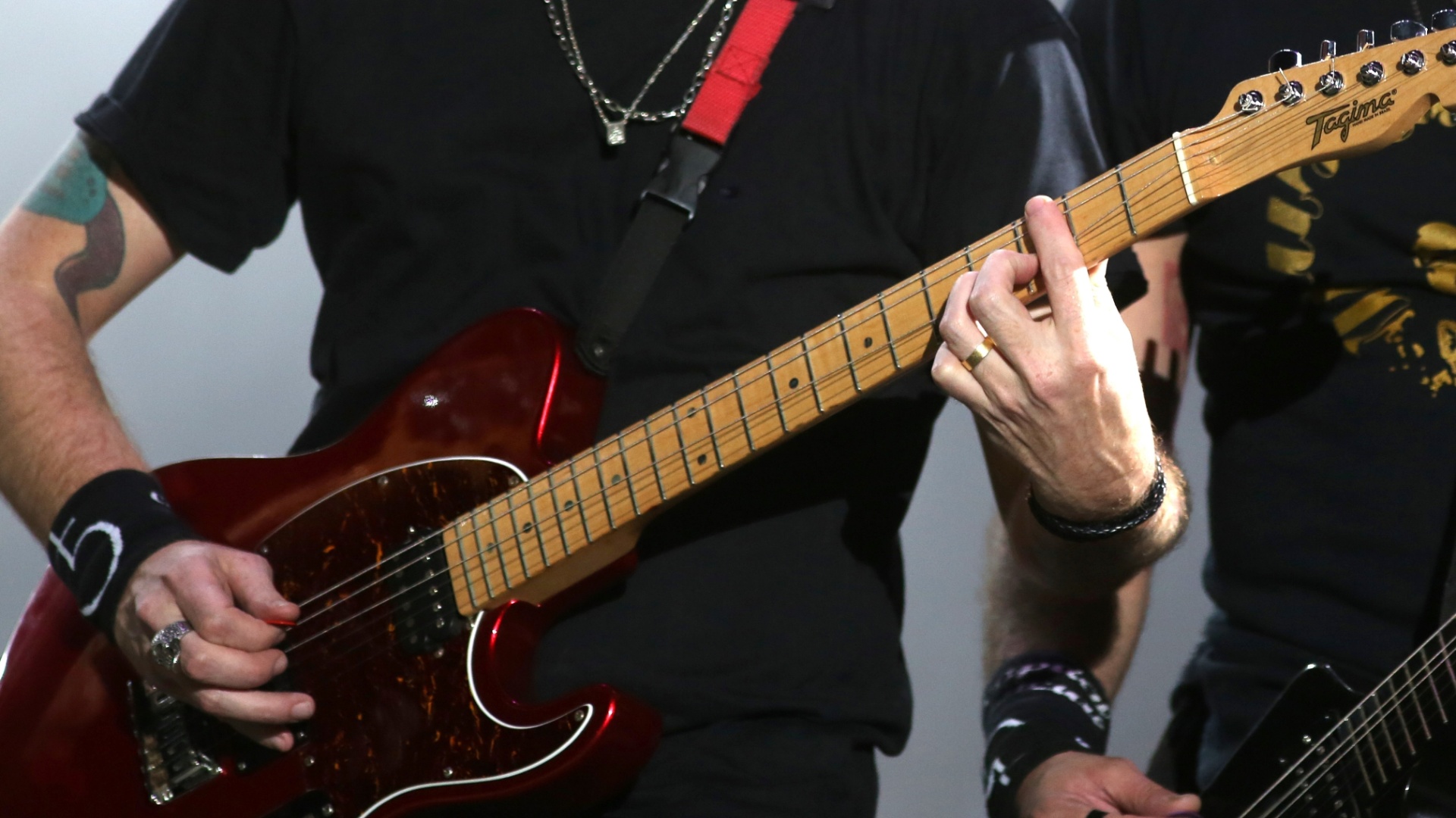 19.set.2013 - Fabiano Carelli, guitarrista da turnê do Capital Inicial, exibe sua Tagima Telecaster durante o Rock in Rio - Fernando Maia/UOL