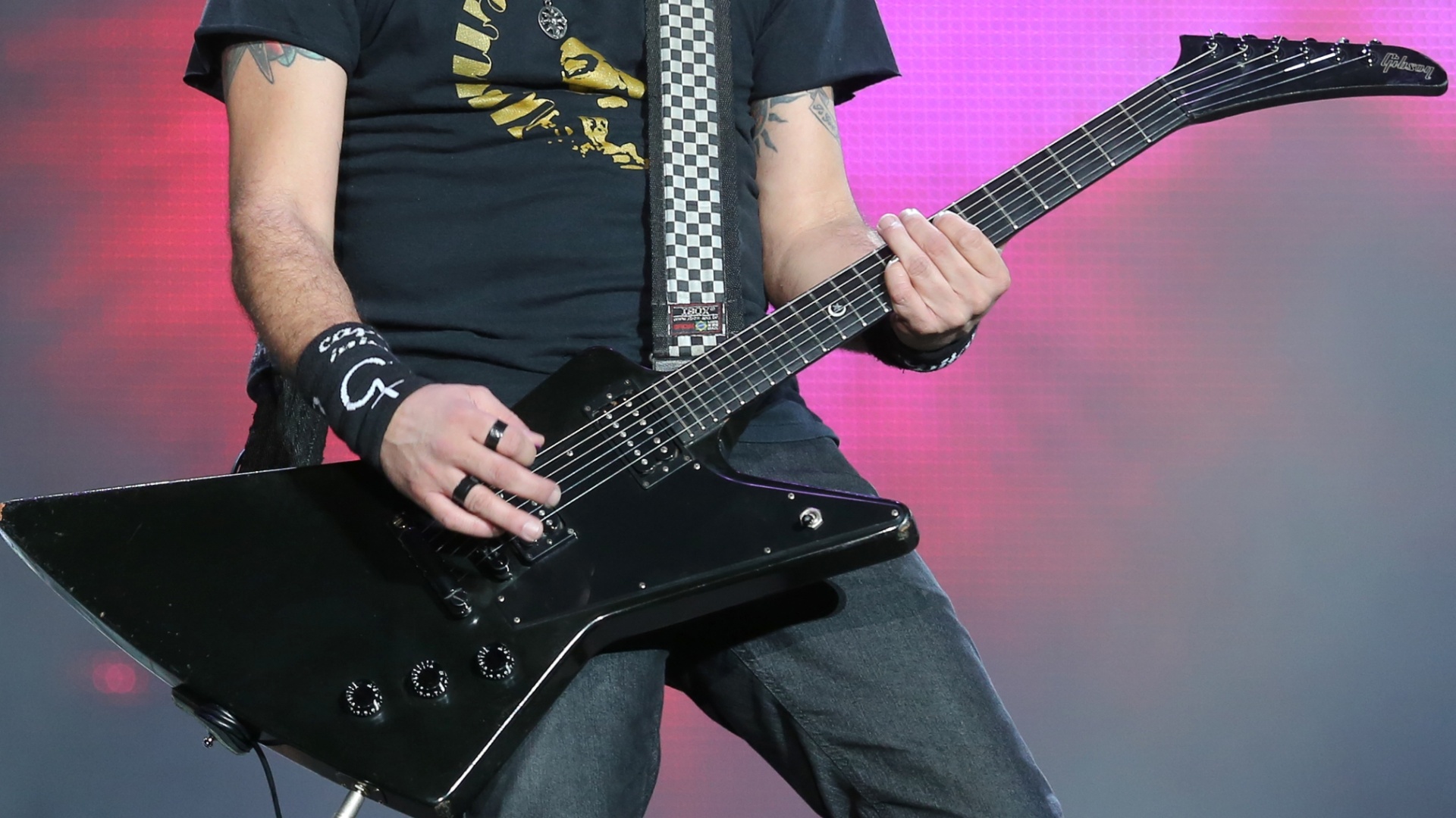 19.set.2013 - Yves Passarell, do Capital Inicial, mostra sua guitarra Gibson Explorer durante o Rock in Rio - Fernando Maia/UOL