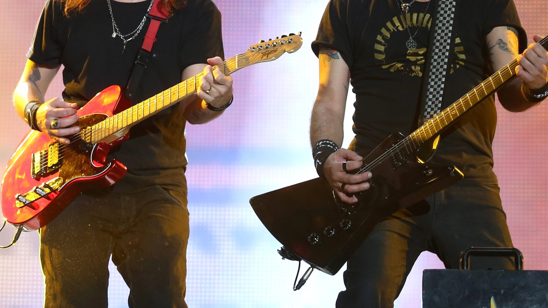 19.set.2013 - Músicos do Capital Inicial exibem suas guitarras Tagima Telecaster e Gibson durante o Rock in Rio - Fernando Maia/UOL