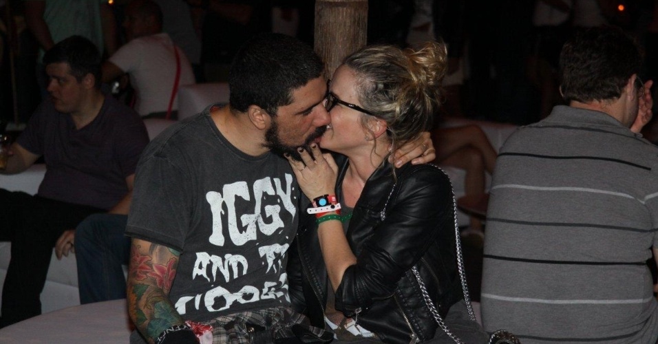 19.set.2013 -  Nathália Rodrigues e o marido Tchello, baixista da banda Detonautas, beijam muito durante o show do Alice in Chains