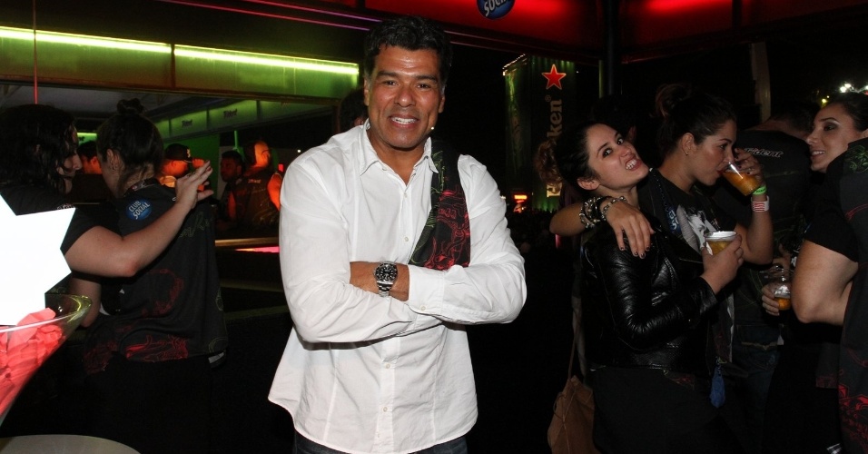 19.set.2013 - O ator Maurício Mattar é 'trollado' por uma convidada que zoa a foto em um camarote no Rock in Rio