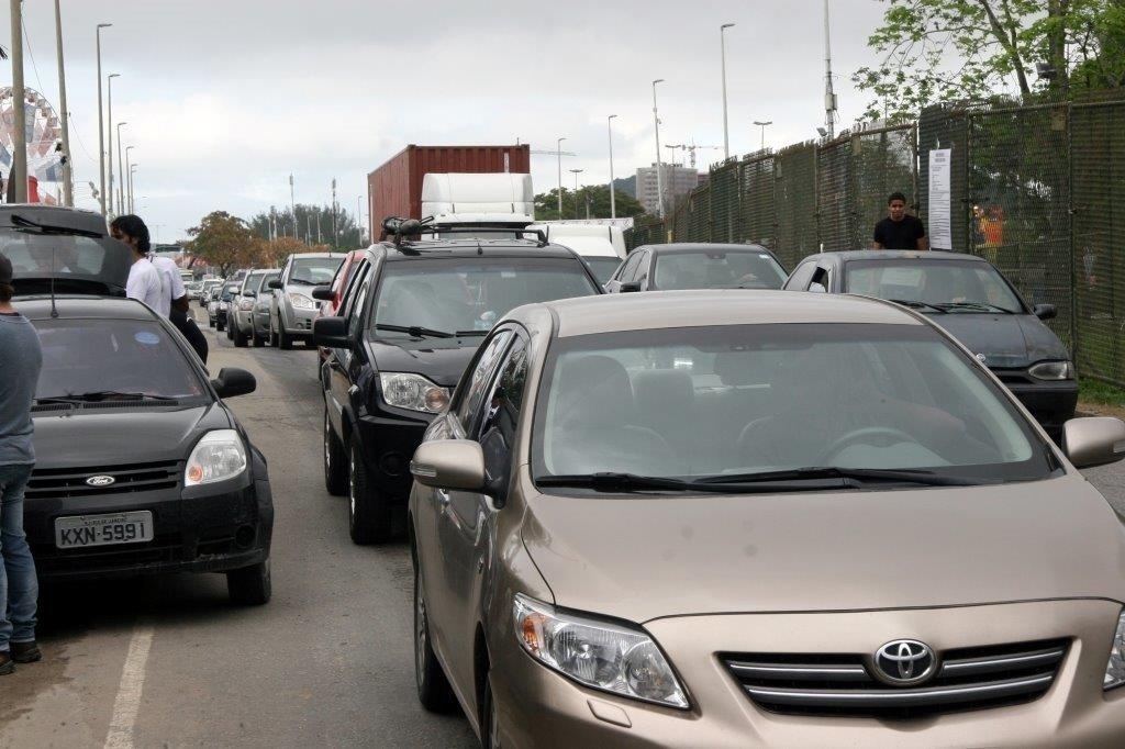 19.set.2013 - Pela manhã, trânsito era lento na via que dá acesso à Cidade do Rock - Zulmair Rocha/UOL