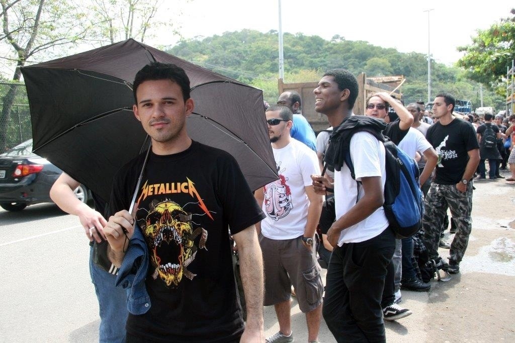 19.set.2013 - Público aguarda a abertura dos portões do primeiro dia de shows da segunda semana de Rock in Rio - Zulmair Rocha/UOL