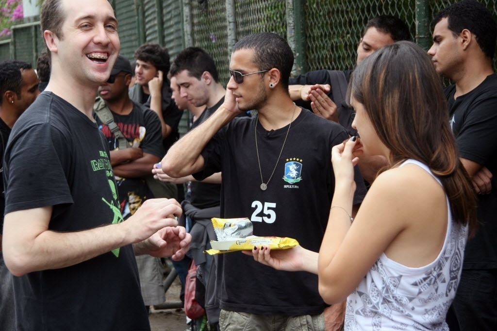 19.set.2013 - Público já faz fila e aguarda a abertura dos portões do primeiro dia de shows da segunda semana de Rock in Rio - Zulmair Rocha/UOL