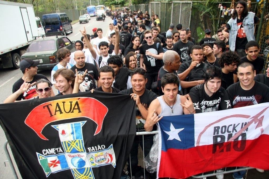 19.set.2013 - Público já aguarda na fila do primeiro dia da segunda semana de Rock in Rio. Camiseta preta é o uniforme dos fãs - Zulmair Rocha/UOL
