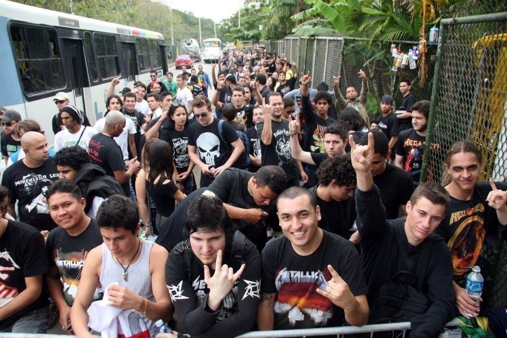 19.set.2013 - Público já aguarda na fila do primeiro dia da segunda semana de Rock in Rio. Camiseta preta é o uniforme dos fãs - Zulmair Rocha/UOL