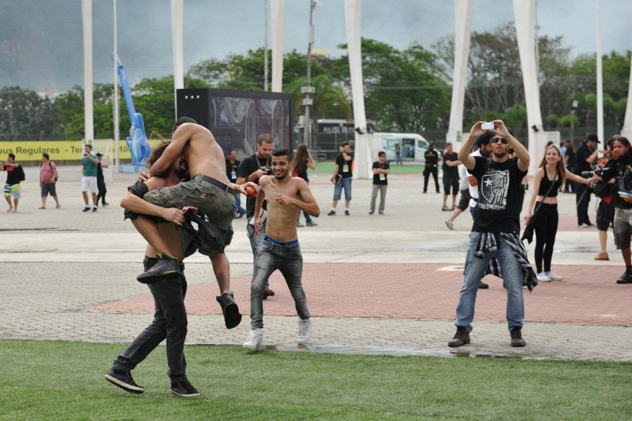 19.set.2013 - Rapazes festejam a entrada na Cidade do Rock no quarto dia de shows do Rock in Rio - AgNews