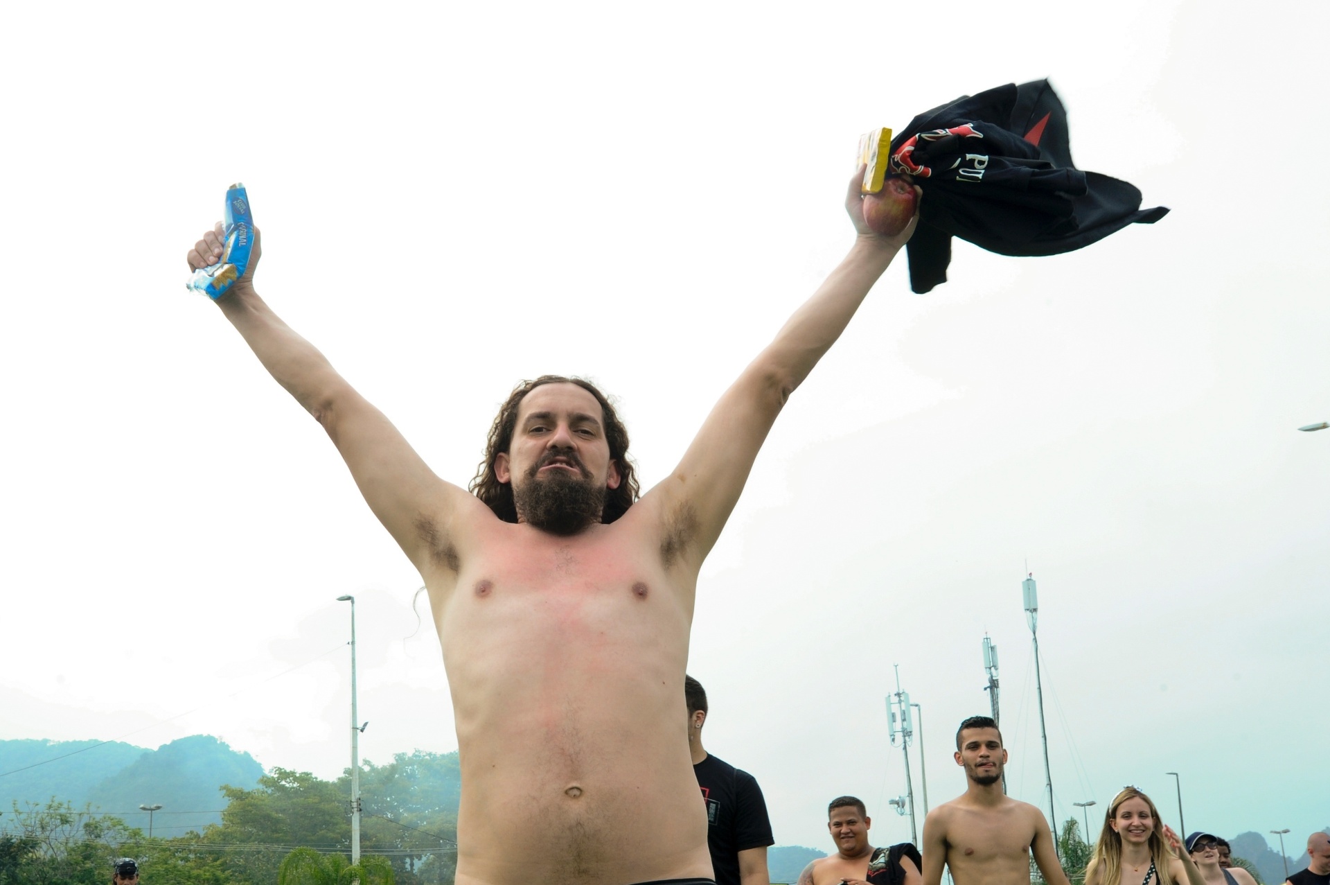 19.set.2013 - Sem camisa, metaleiro festeja ao entrar na Cidade do Rock para o quarto dia do Rock in Rio 2013 - MARCELO CORTES /FOTOARENA/ESTADÃO CONTEÚDO