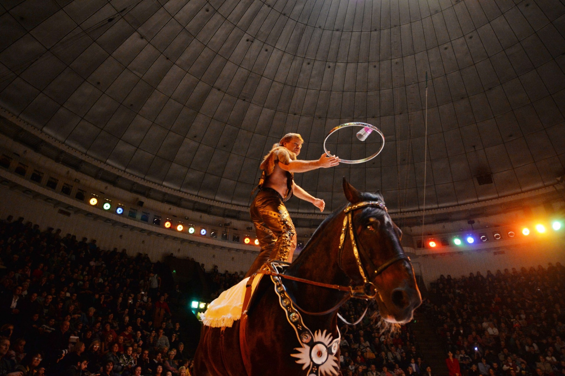 19.set.2013 - Artista faz malabarismos em cima de um cavalo durante a apresentação do novo show do Circo Nacional da Ucrânia, "Caravana das Maravilhas" - AFP PHOTO/ SERGEI SUPINSKY