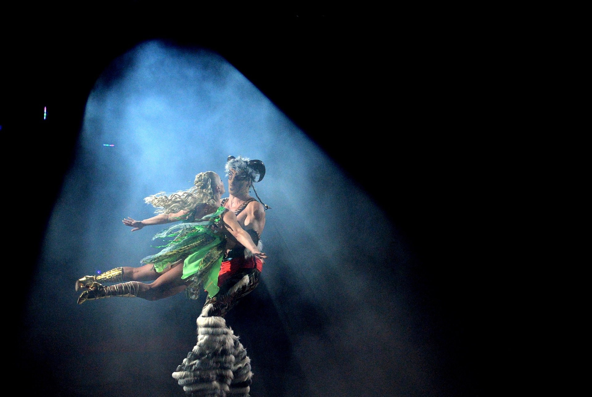 19.set.2013 - Artistas do Circo Nacional da Ucrânia apresentam o novo show da companhia, "Caravana das Maravilhas" - AFP PHOTO/ SERGEI SUPINSKY