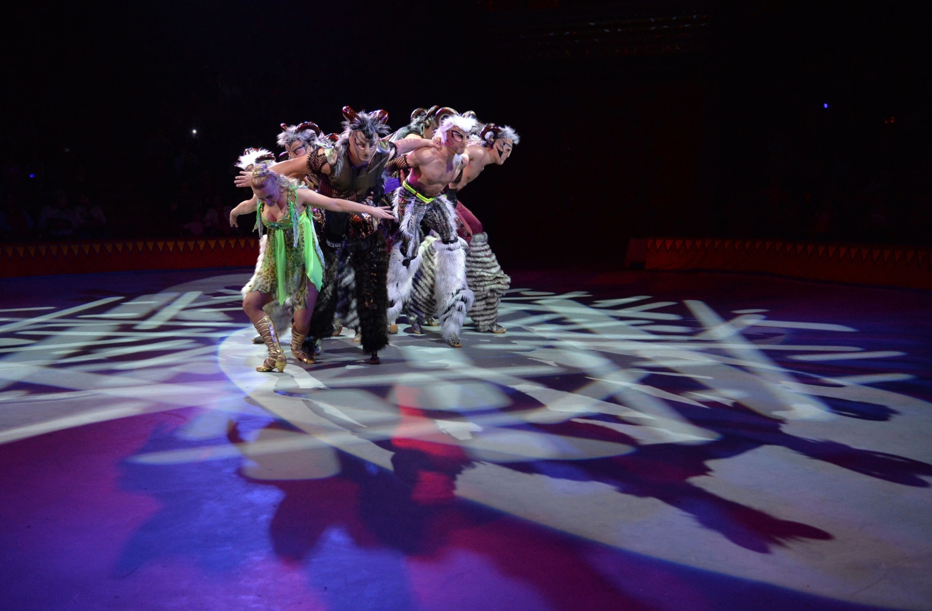 19.set.2013 - Artistas do Circo Nacional da Ucrânia apresentam o novo show da companhia, "Caravana das Maravilhas" - AFP PHOTO/ SERGEI SUPINSKY