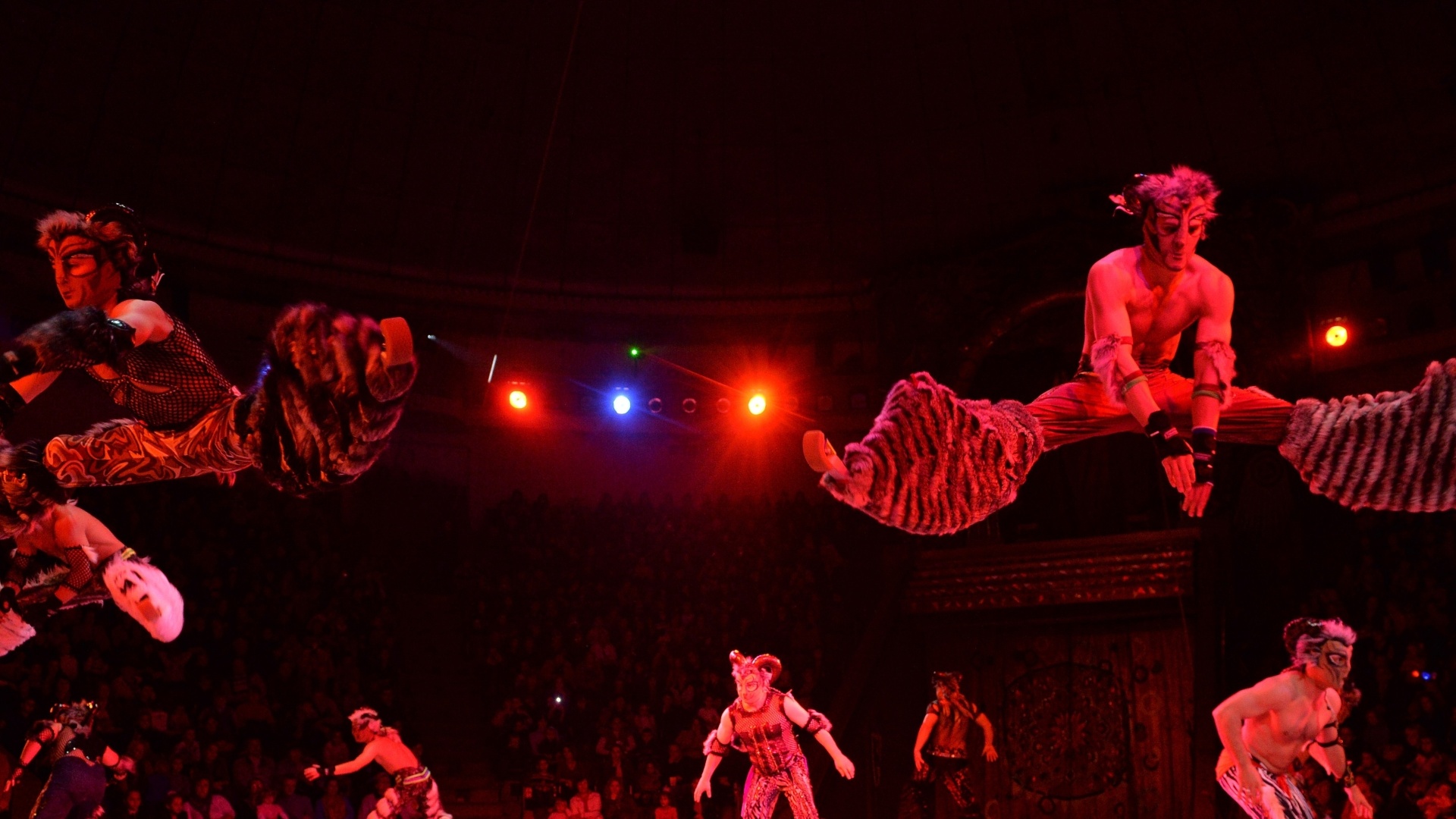 19.set.2013 - Artistas do Circo Nacional da Ucrânia apresentam o novo show da companhia, "Caravana das Maravilhas" - AFP PHOTO/ SERGEI SUPINSKY