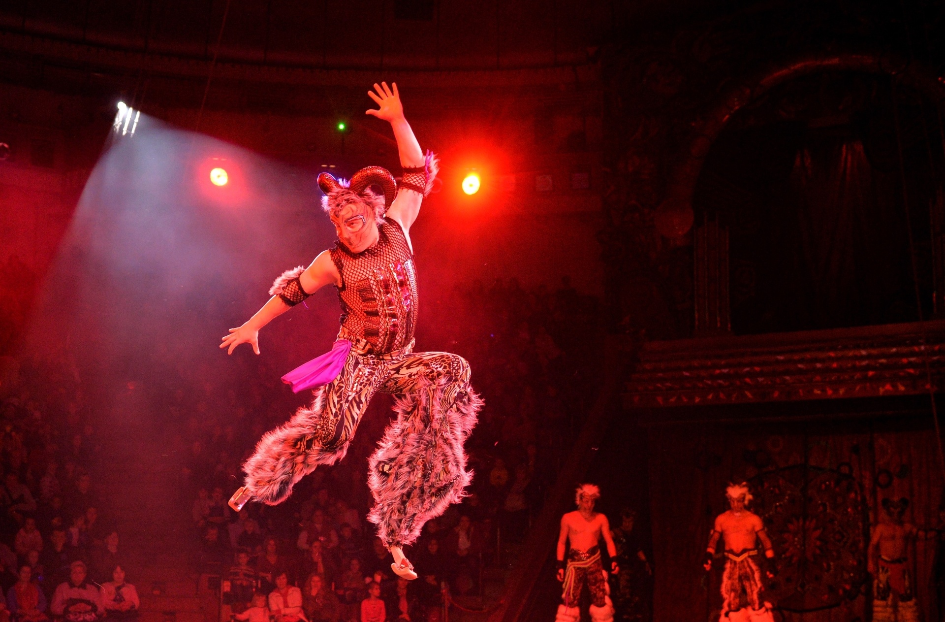 19.set.2013 - Artistas do Circo Nacional da Ucrânia apresentam o novo show da companhia, "Caravana das Maravilhas" - AFP PHOTO/ SERGEI SUPINSKY
