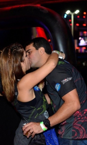 19.set.2013 - Bárbara Borges e o namorado, Pedro Marques, se beijam durante o show do Alice in Chains