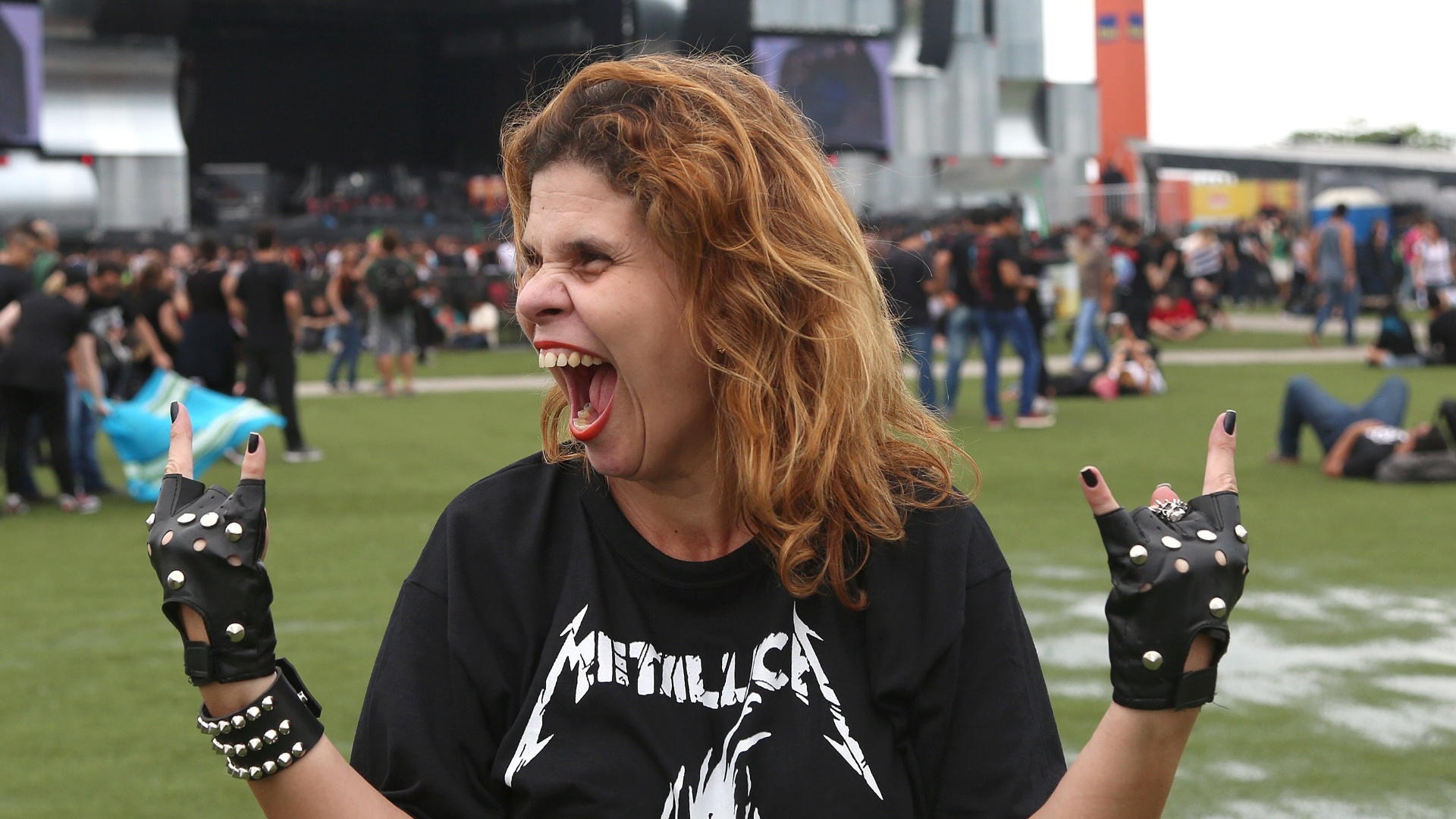 19.set.2013 - Fã do Metallica faz pose antes das apresentações no primeiro dia de heavy metal do Rock in Rio - Marco Antônio Teixeira/UOL