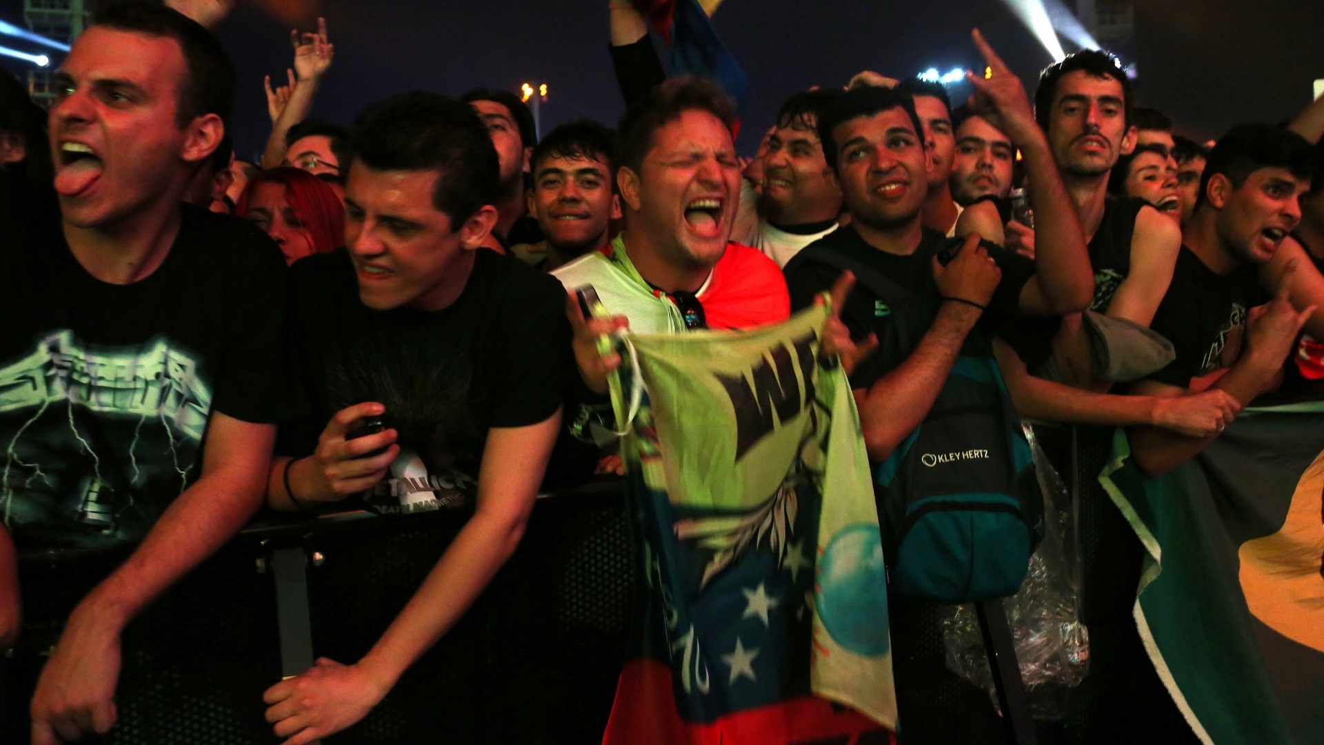 19.set.2013 - Público espremido contra a grade durante show do Metallica no Palco Mundo do Rock in Rio - Marco Antônio Teixeira/UOL