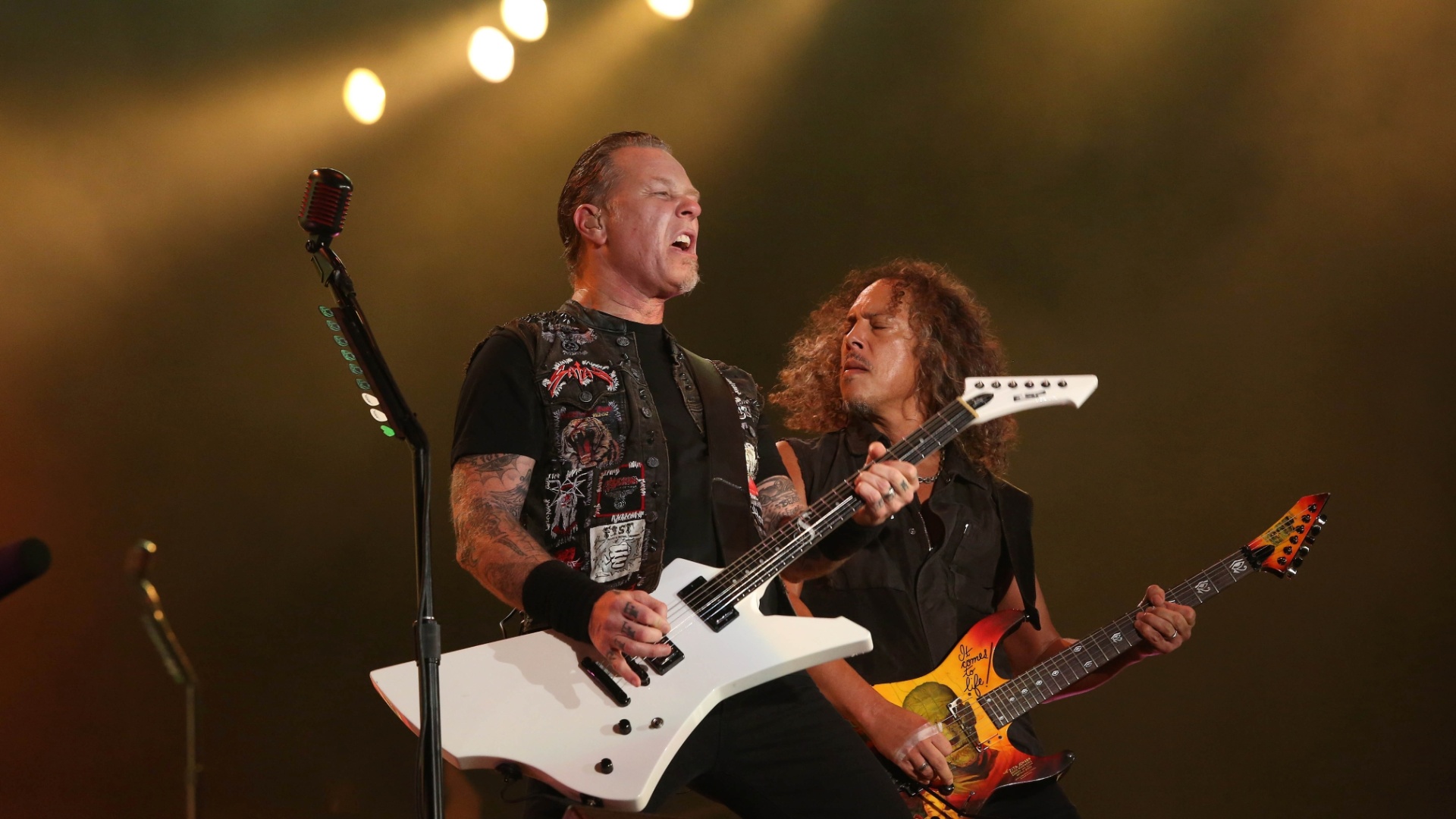 19.set.2013 -James Hetfield e Kirk Hammet, do Metallica, durante show da banda no palco Mundo do Rock in Rio - Marco Antônio Teixeira/UOL