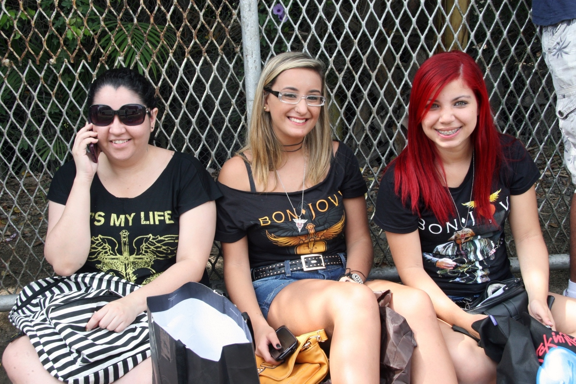 20.set. 2013 - Aline Costa, Natália Carneiro e Mirelly Balbino aguardam a abertura dos portões do quinto dia de Rock in Rio - Zulmair Rocha/UOL