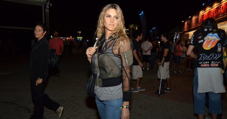 20.set.2013 - Fernanda Lima circula sozinha pela plateia do Rock in Rio, na noite de show do Bon Jovi