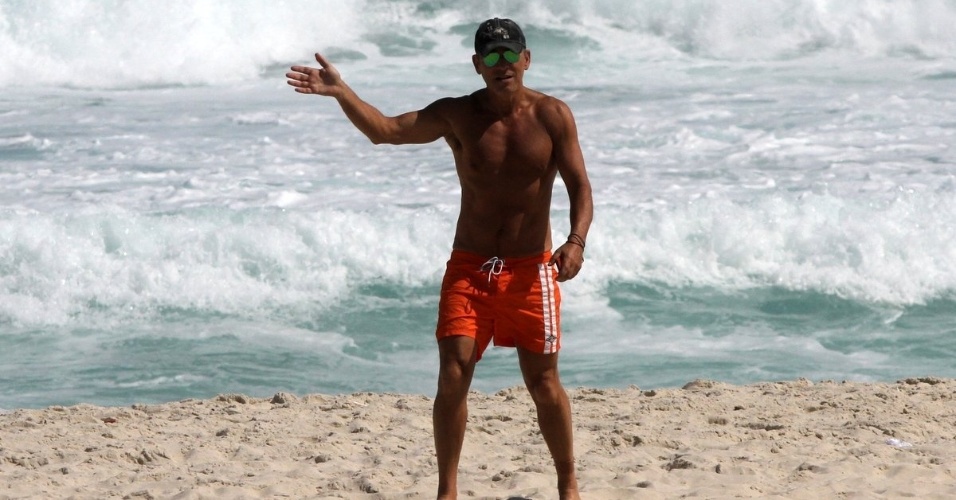 20.set.2013 - Bruce Springsteen acena para paparazzo na praia da Barra, na zona oeste do Rio. O músico é o último a se apresentar no Palco Mundo neste sábado (21)