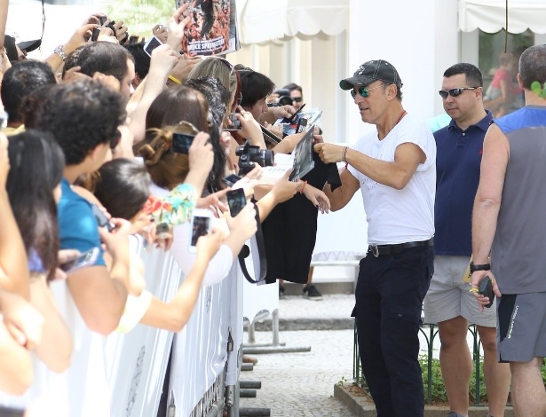 20.set.2013 - Bruce Springsteen atende fãs na porta do hotel em que está hospedado no Rio. Atração do Rock in Rio, o cantor é o último a se apresentar no Palco Mundo neste sábado (21)
