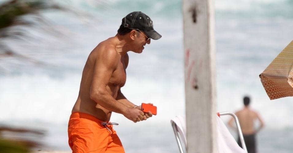 20.set.2013 - Bruce Springsteen caminha na praia da Barra, na zona oeste do Rio. O músico é o último a se apresentar no Palco Mundo neste sábado (21)