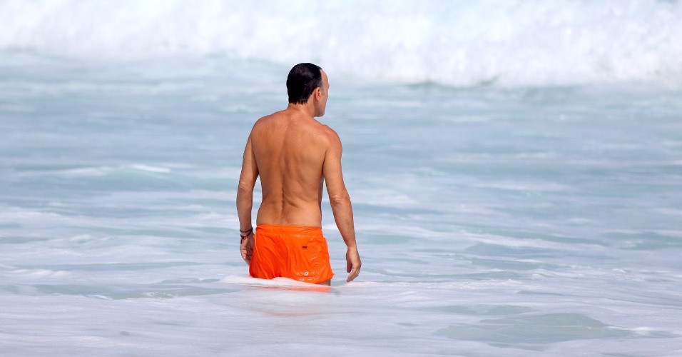 20.set.2013 - Bruce Springsteen mergulha na praia da Barra, na zona oeste do Rio. Atração do Rock in Rio, o cantor é o último a se apresentar no Palco Mundo neste sábado (21)