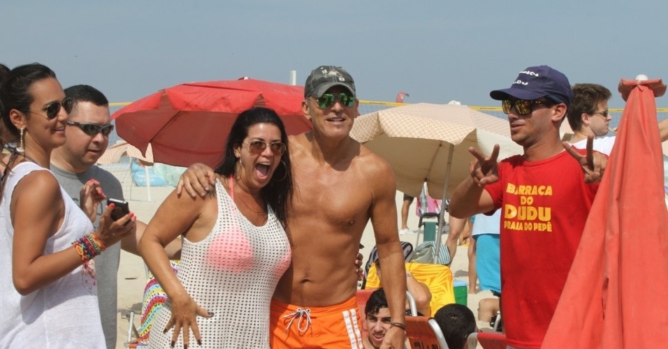 20.set.2013 - Bruce Springsteen tira foto com fãs na praia da Barra, na zona oeste do Rio. O músico é o último a se apresentar no Palco Mundo neste sábado (21)