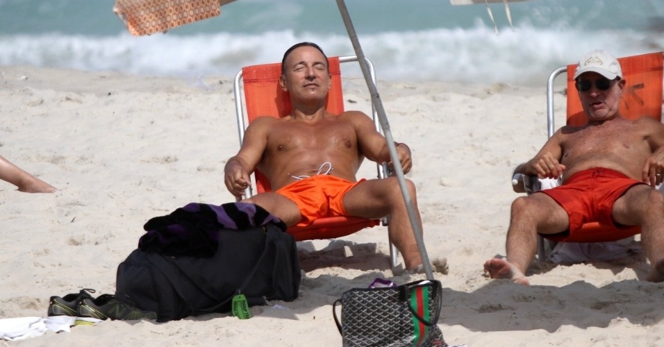 20.set.2013 - Bruce Springsteen toma sol na praia da Barra, na zona oeste do Rio. O músico é o último a se apresentar no Palco Mundo neste sábado (21)