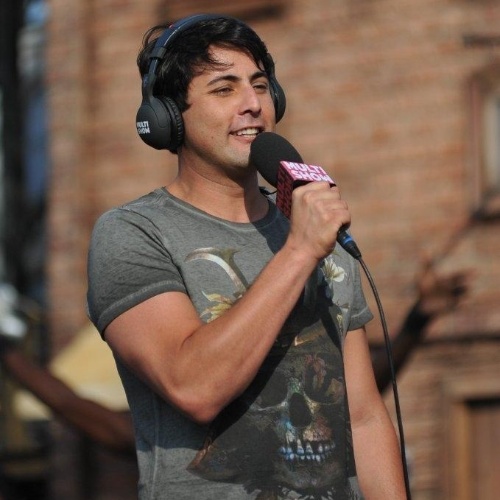 20.set.2013 - Bruno De Luca grava reportagem para o canal Multishow na Cidade do Rock durante o quinto dia de Rock in Rio