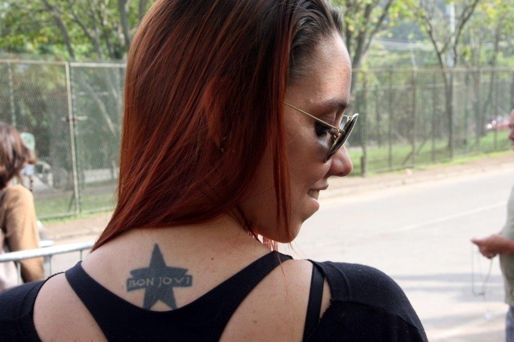 20.set.2013 - Carla Maia exibe tatuagem do Bon Jovi em fila do Rock in Rio - Zulmair Rocha/UOL